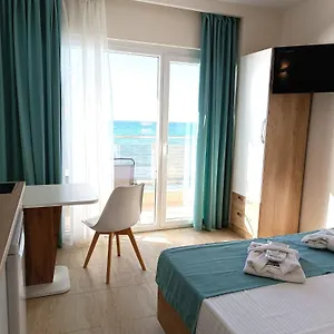 navarino-luxe-suites-with-sea-view-peraia-thessaloniki.hotels-of-thessaloniki.com/
